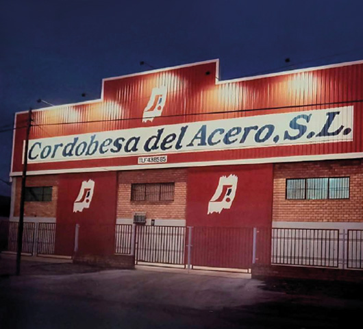 Detalle de acero trabajado para proyectos industriales